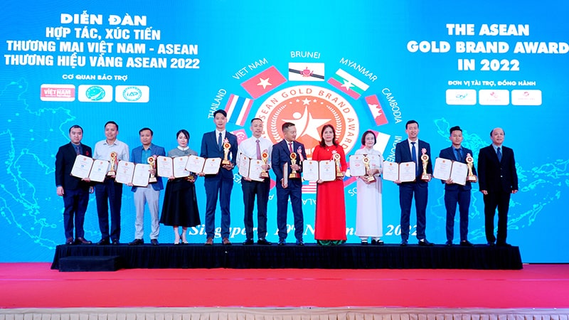 CEO Nguyễn Cao Giáp nhận giải thưởng Top 10 Thương Hiệu Vàng Asean 2022 tại Singapore