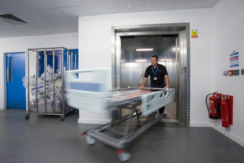 Cách sử dụng thang máy bệnh viện đúng và an toàn